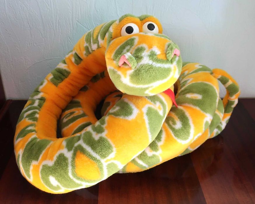 М'яка іграшкова змія