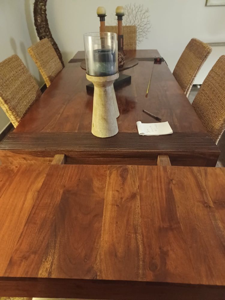 Mesa em madeira maçica comprada na loja Gato Preto