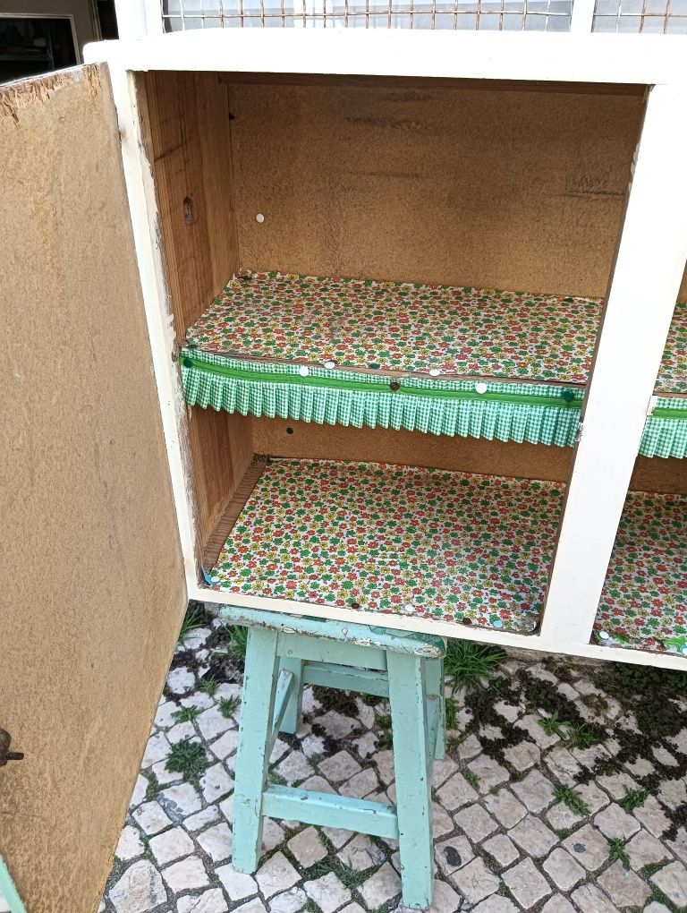 Armário de cozinha vintage em verde água