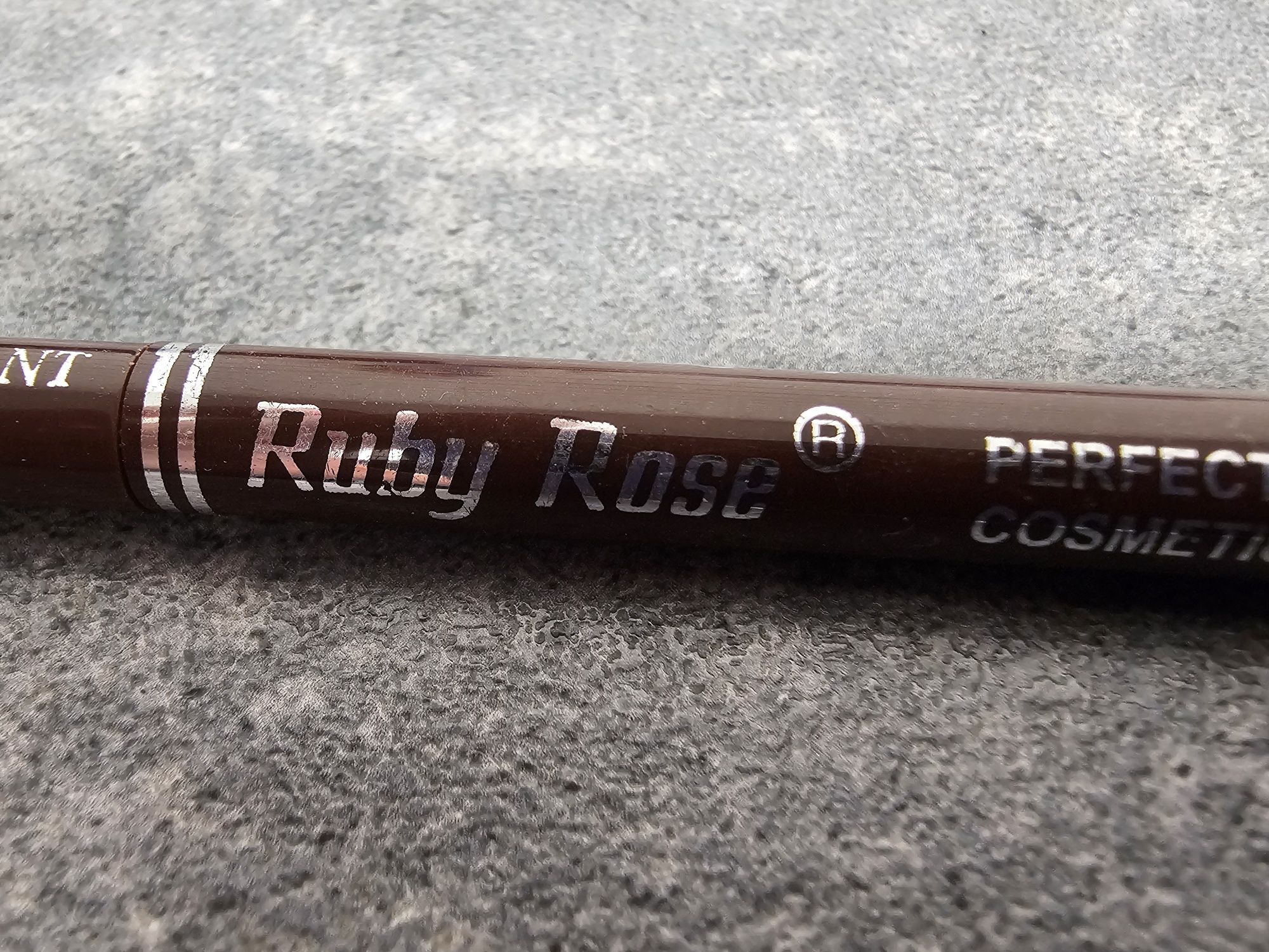 Nowa brązowa kredka do oczu i wykręcana, Ruby Rose