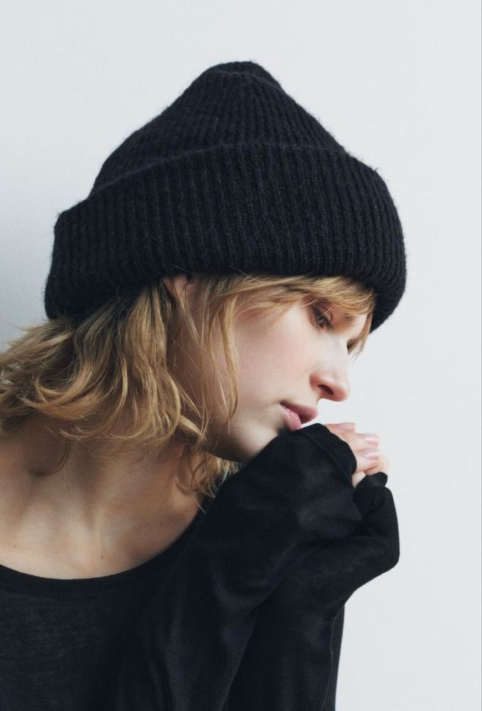 Жіноча зимова чорна шапка zara