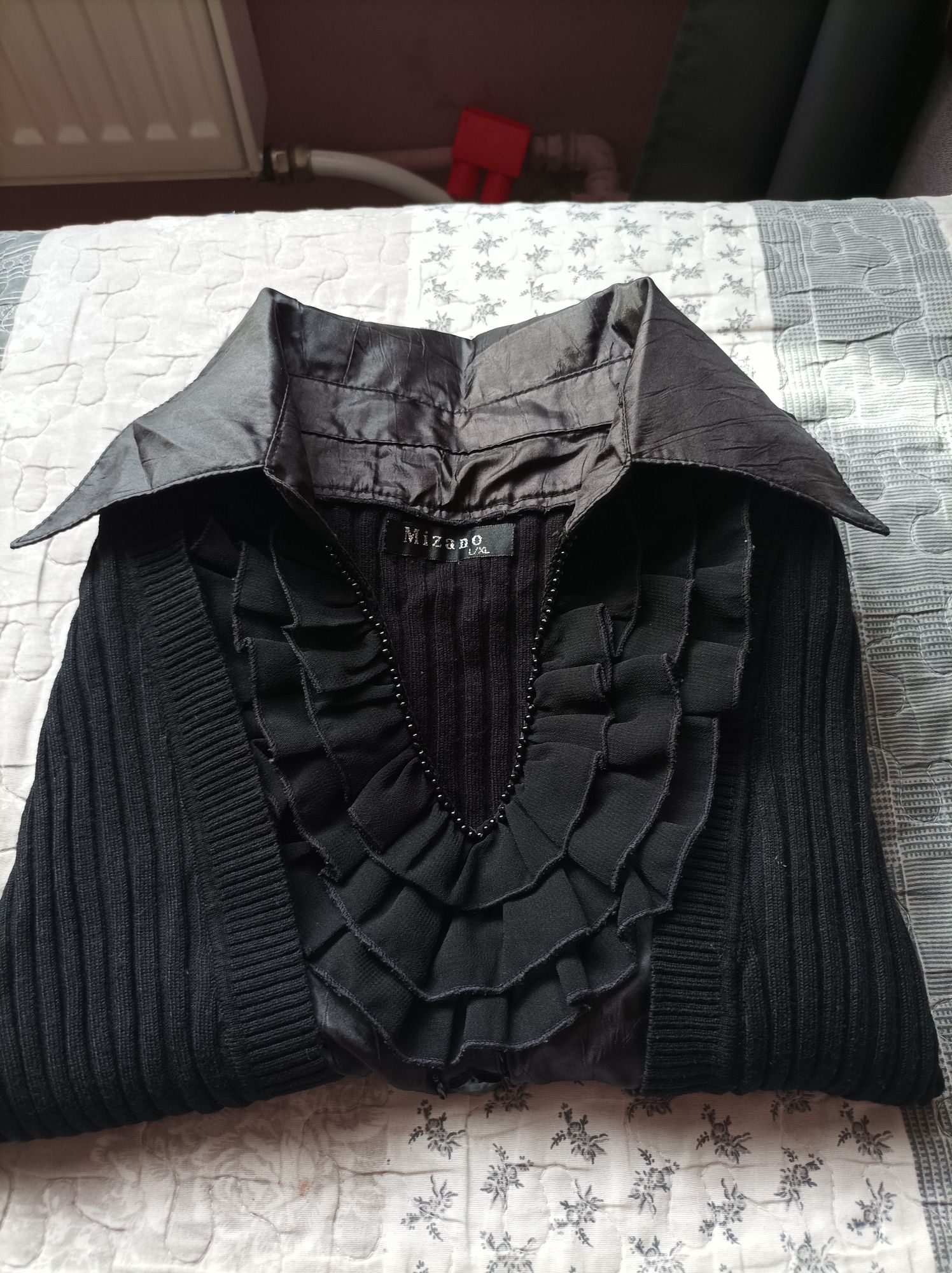 Czarny sweterek ze wstawką