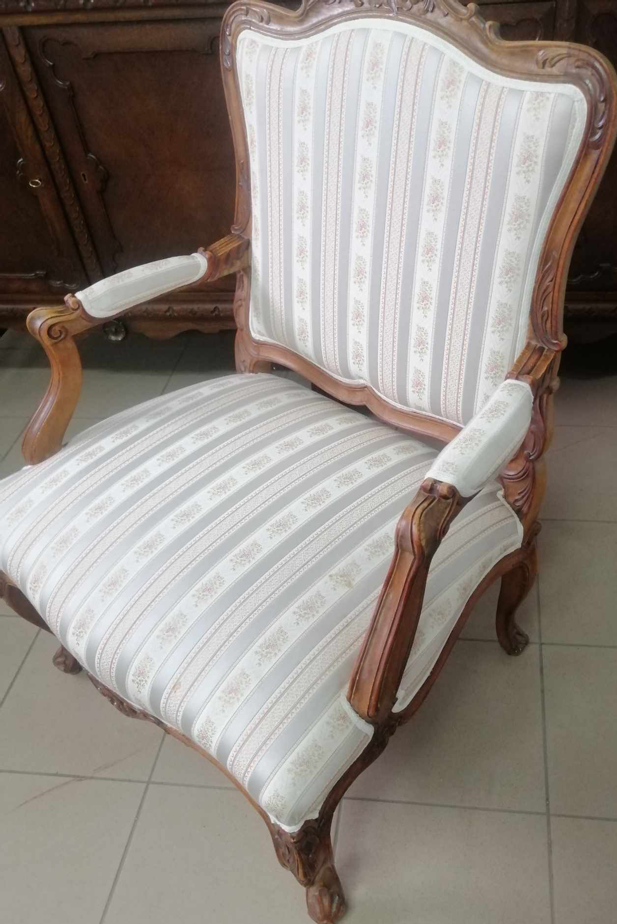 Biały stylowy fotel