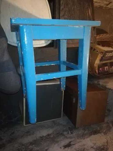 Taboret niebieski stary