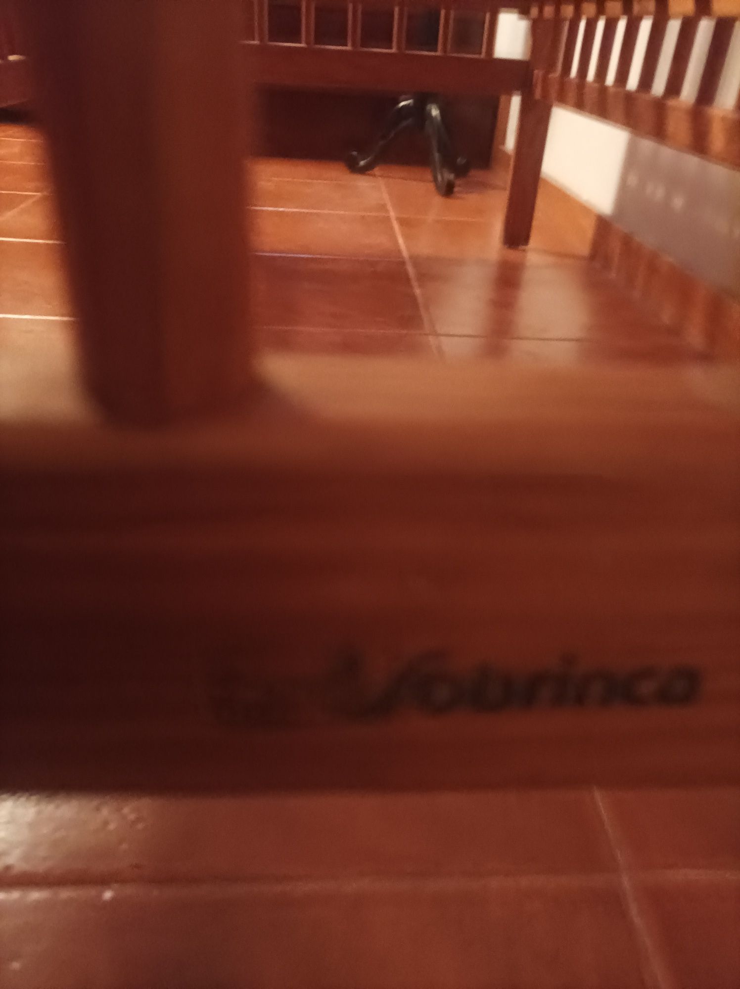 Cama de bebê em madeira maciça