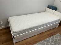 Używane, sosnowe łóżko firmy Swarzędz z dobrym materacem
