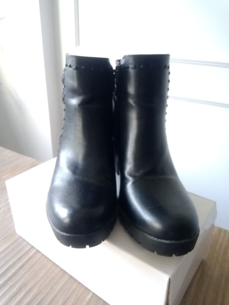 Botas pretas  com fivela 39
