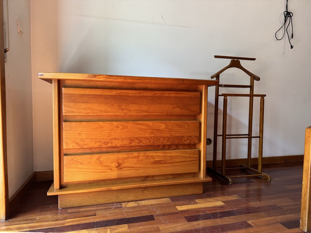 Conjunto de moveis de sala e quartos em pinho maciço