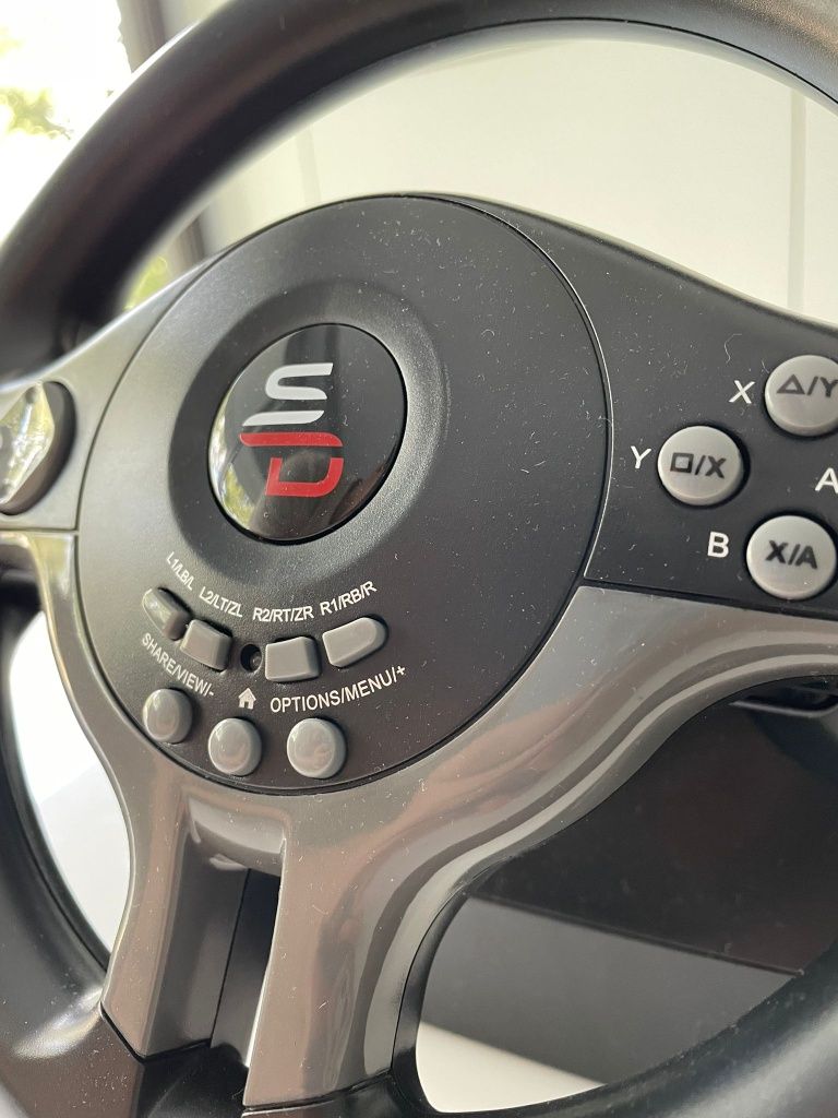 Volante e pedais para jogos