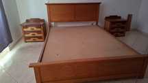 Cama com mesas de cabeceira