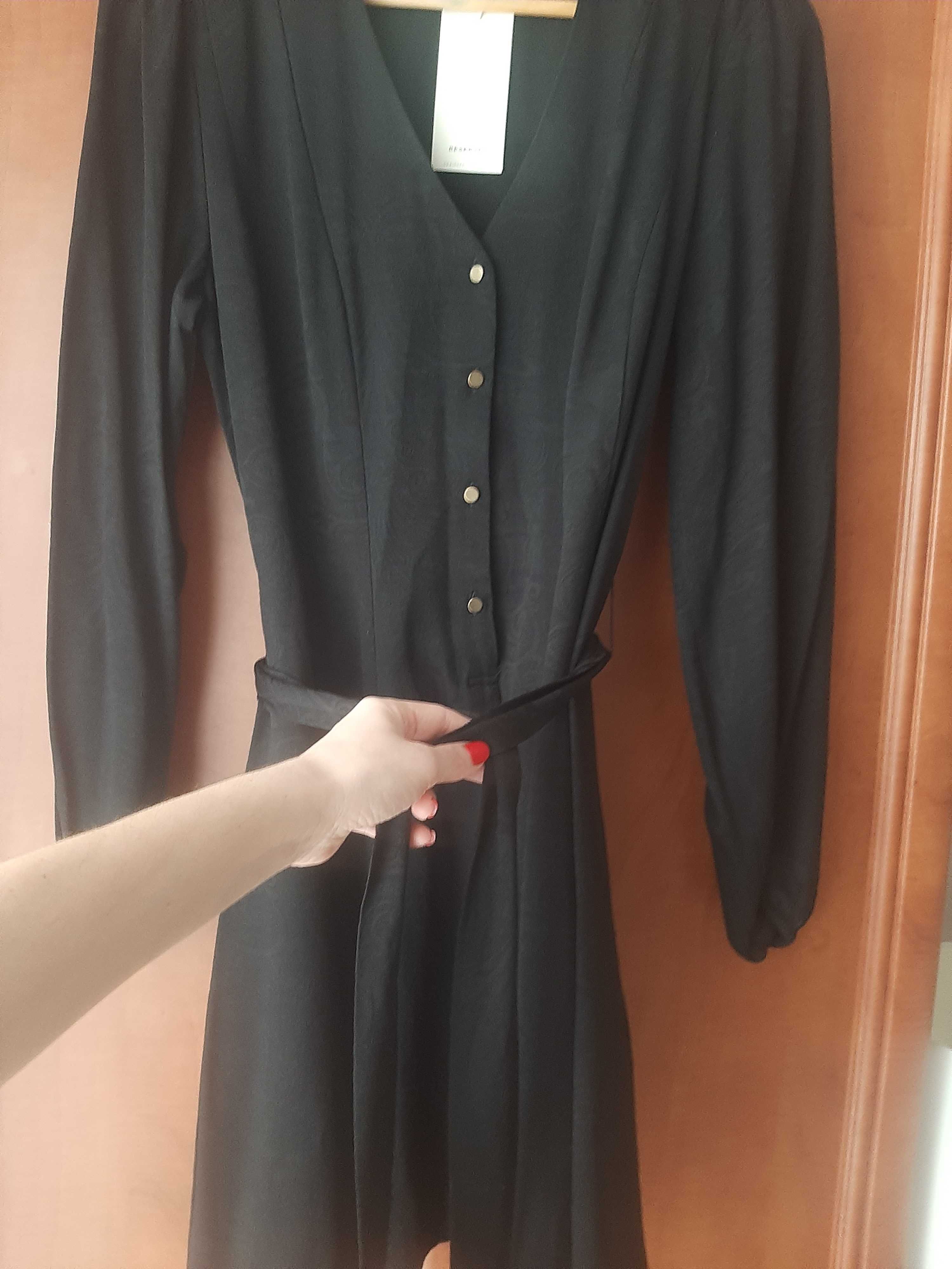 Sukienka czarna z tłoczym wzorkiem