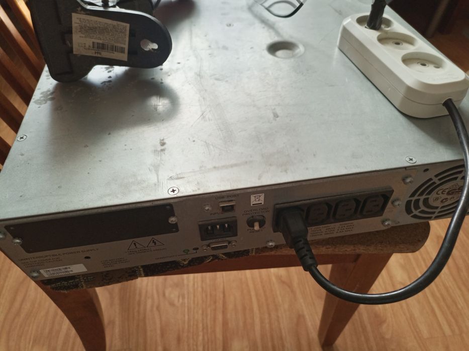 Безперебійне APC Smart-UPC 1000