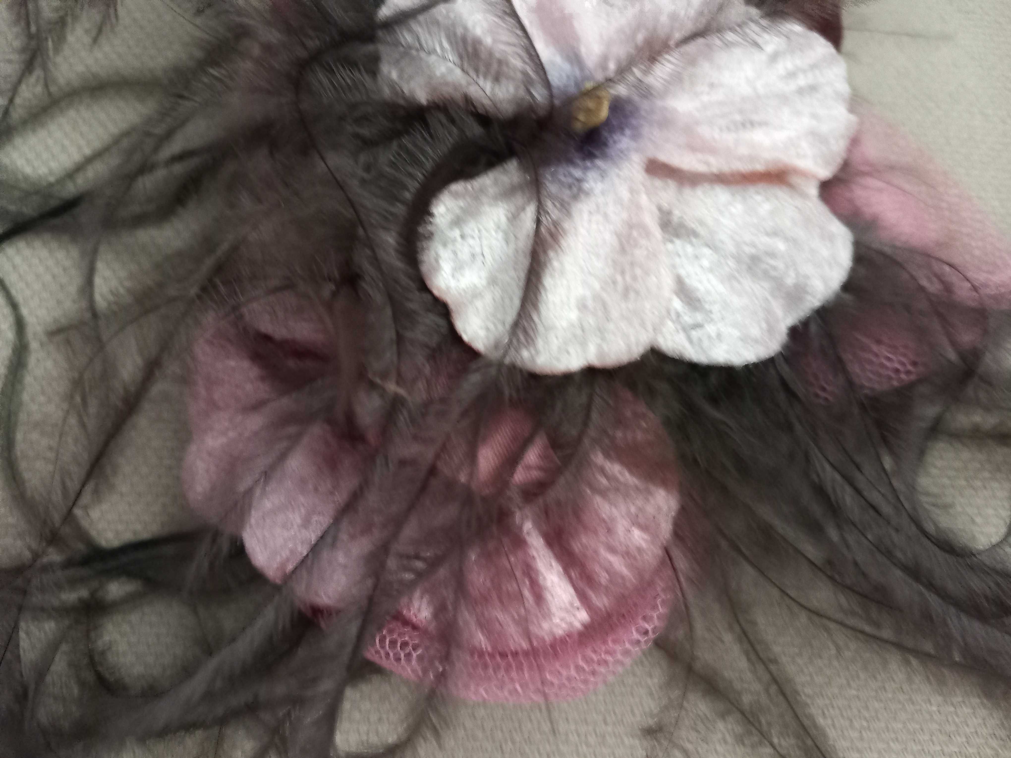 Acessório cabelo flores tecido e penas rosa/castanho. Novo.
