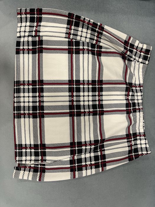 Saia curta com pequena racha