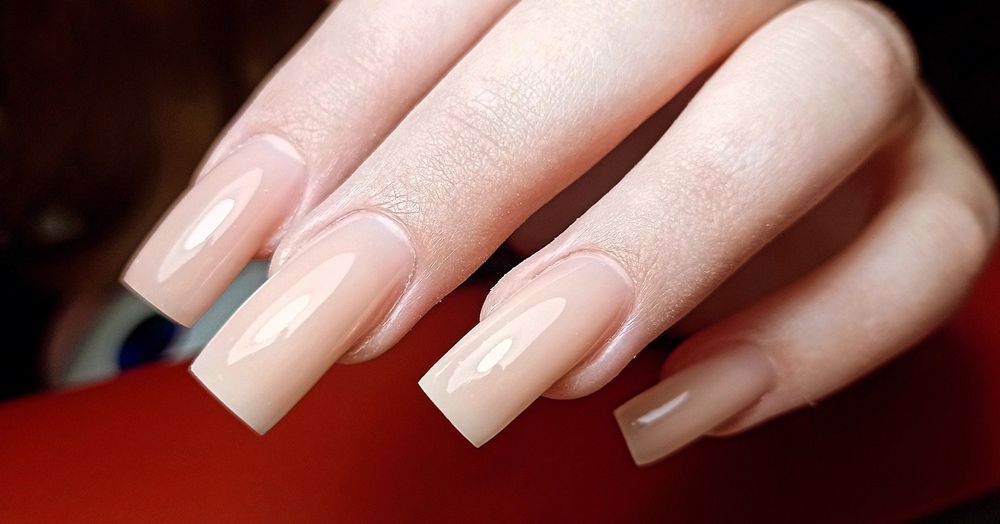 Манікюр і педикюр нарощування нігтів гелем