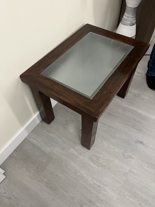 Mesa de madeira com vidro novo