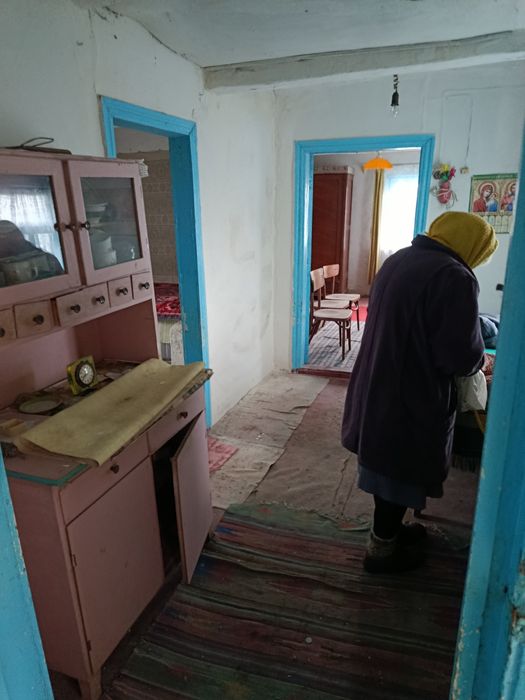 Продається хата ,  майже в центрі села.а