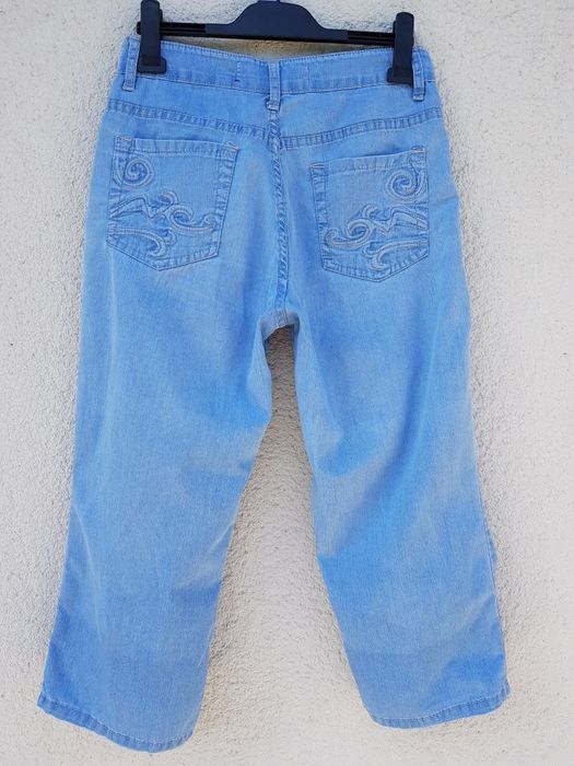 Jasnoniebieskie letnie jeansy rybaczki