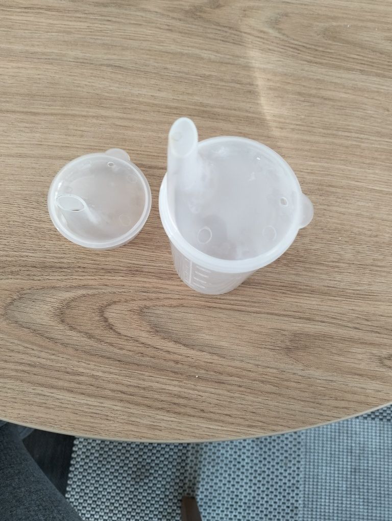 Plastikowy kubek do jedzenia i picia
