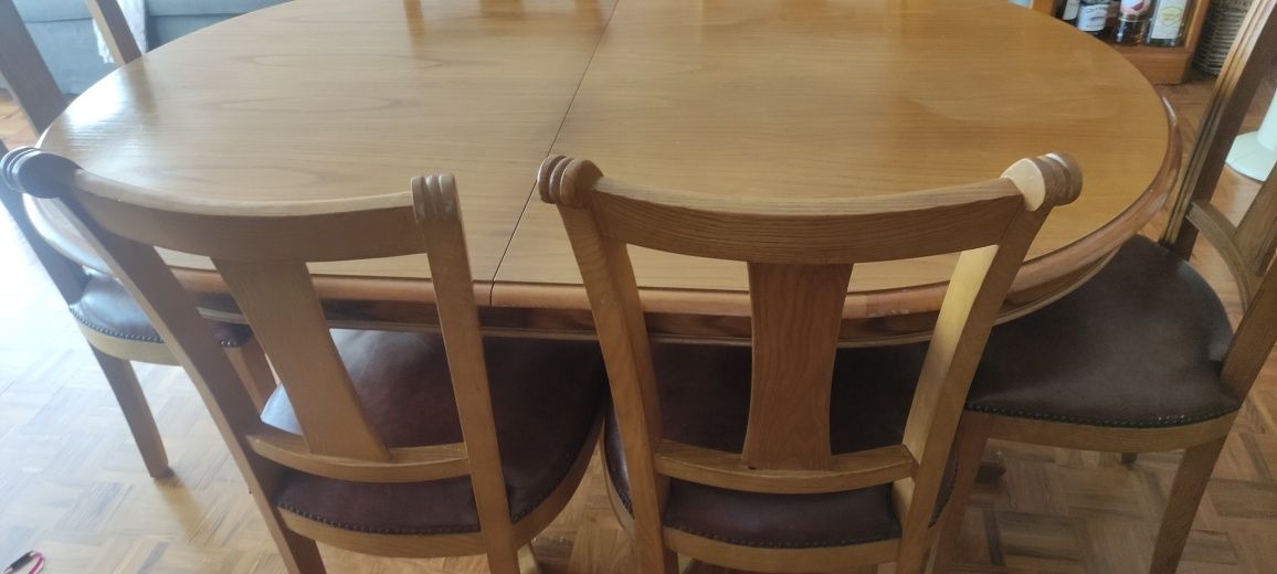 Mobília completa de sala de jantar em cerejeira