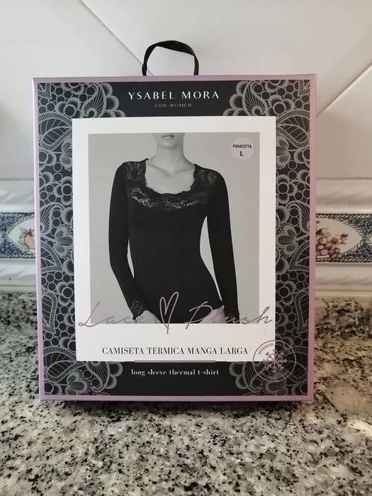 Camisola justa branca e elegante