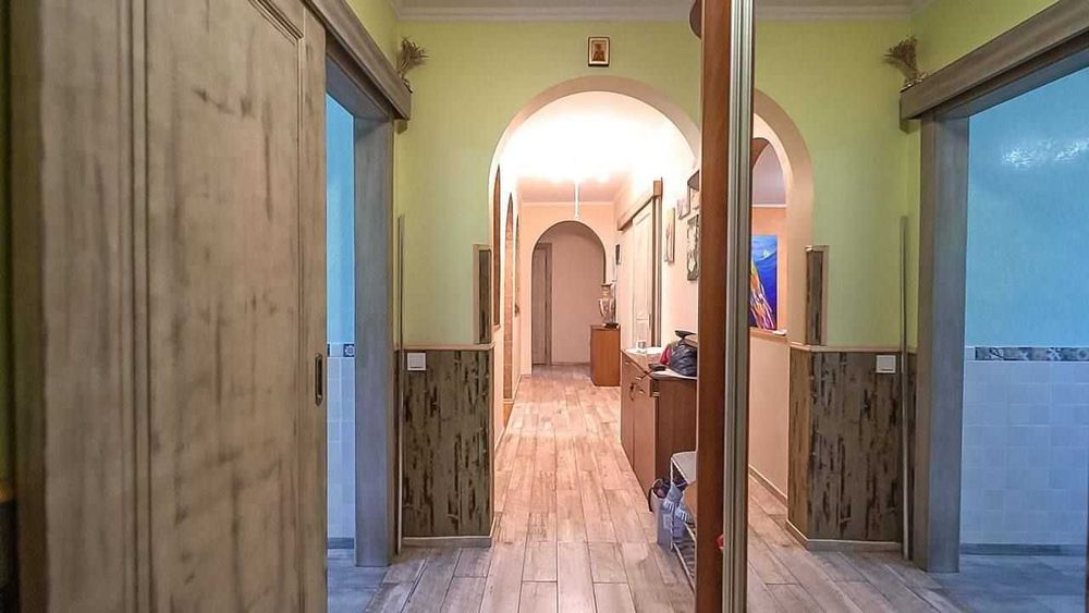 Продам  4 кімнатну квартиру з вітальнею на  вулиця Євгена Танцюри