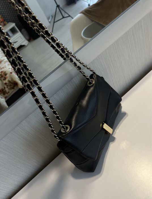 Чорна сумочка mango