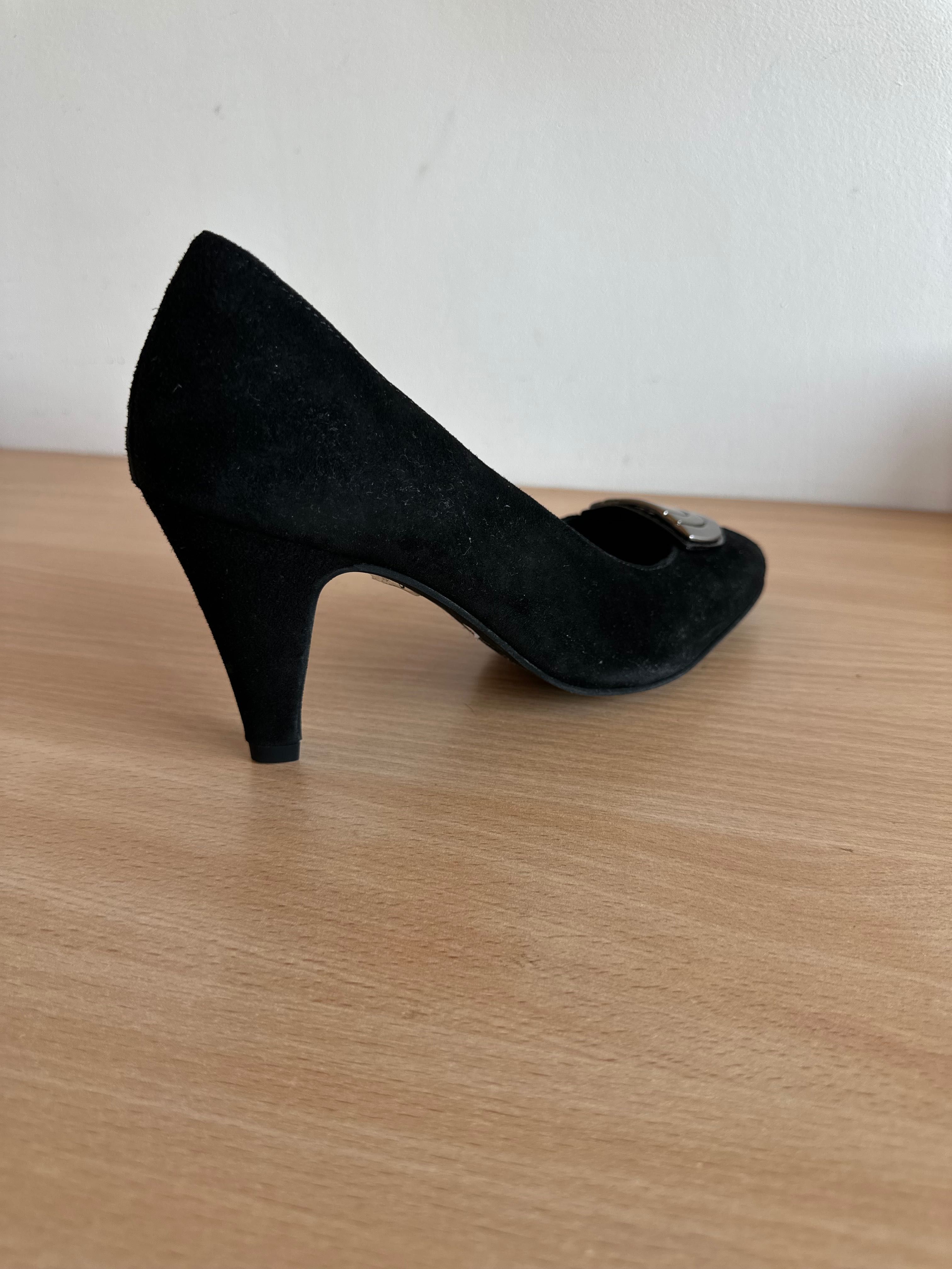 Czarne zamszowe buty na obcasie marki Kazar