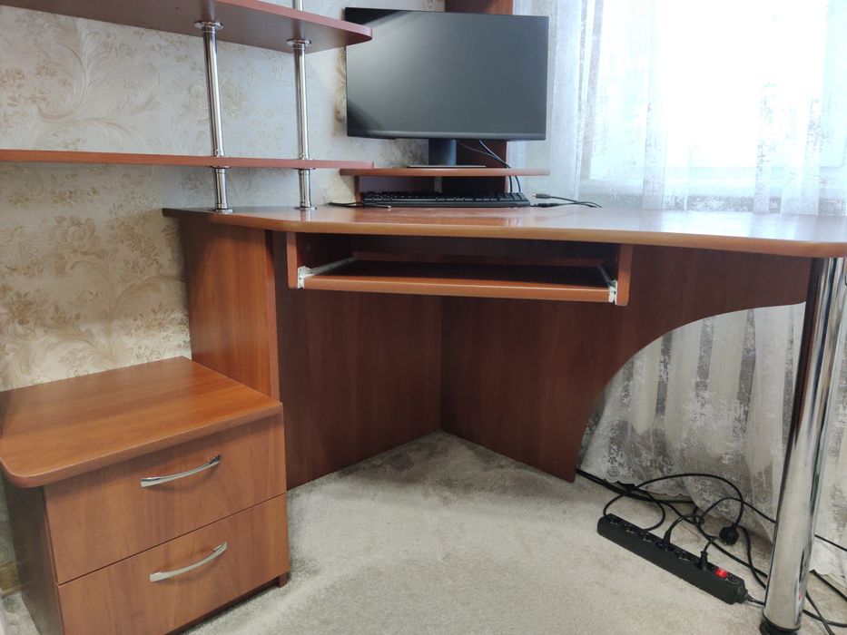 Продам кутовий комп'ютерний стіл