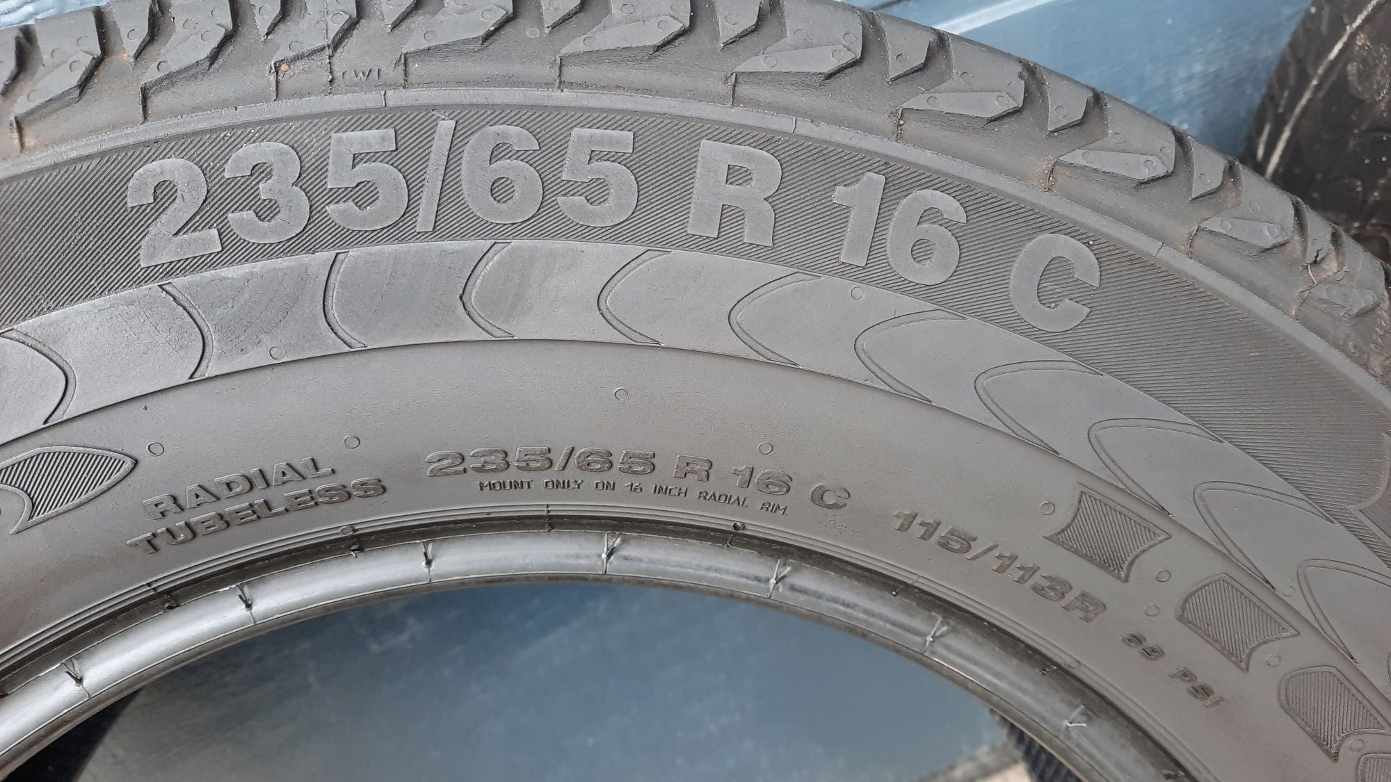 Continental 235/65 R16 C Vanco 2