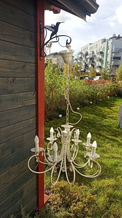 Lampa wisząca, żyrandol z ozdobnymi kryształami marki Ikea.