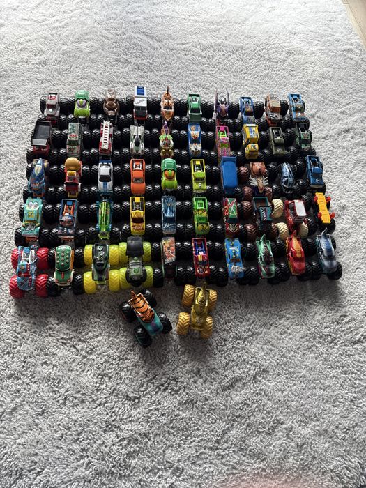 Kolekcja 52 Hot Wheels Monster Truck – Unikaty, Mario, T-Rex!