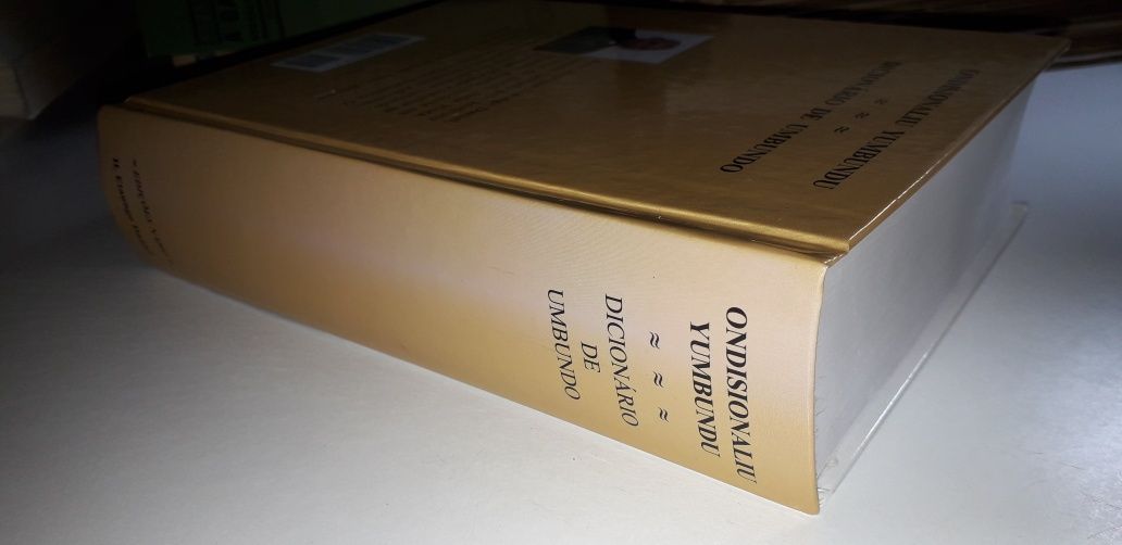 Dicionário de Umbundo - H. Etaungo Daniel (1ª edição)