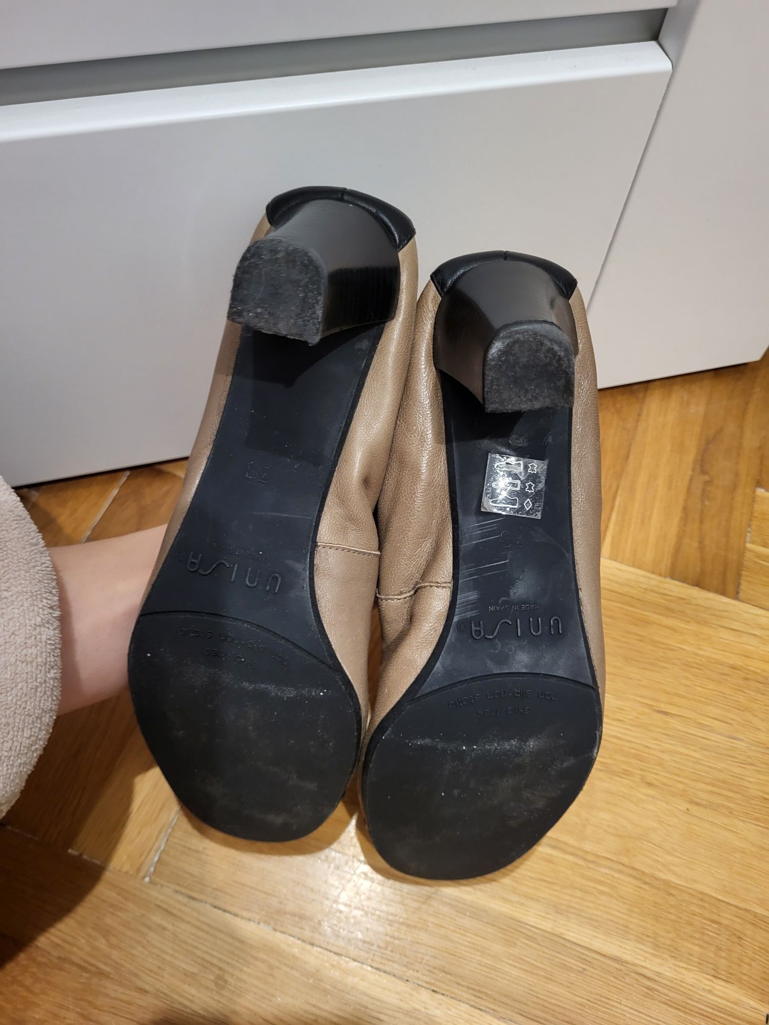 Skórzane buty na obcasie unisa
