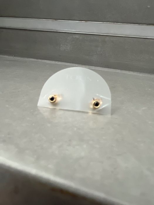 Złote sztyfty z czarnym onyxem TOUS