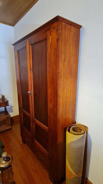 Quarto vintage com cama guarda fatos comoda e mesinha mesinha