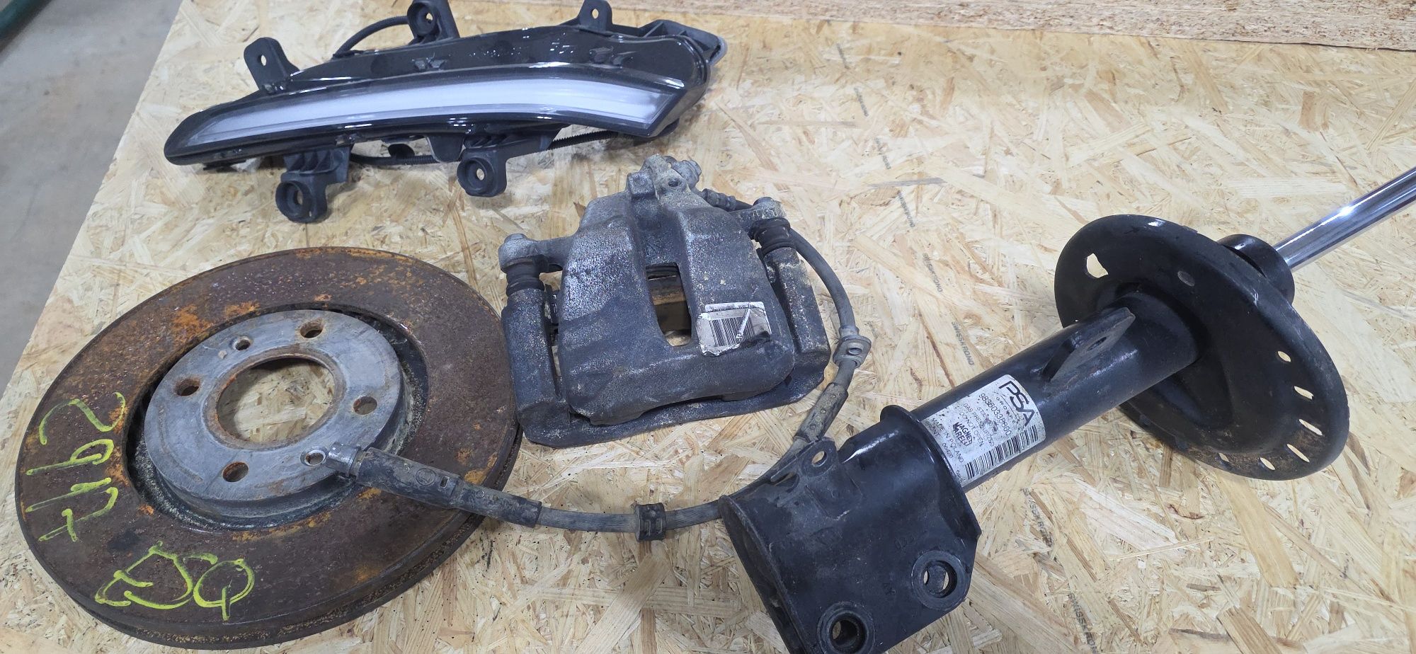 E-208 Led diurno, amortecedor, bomba  travao