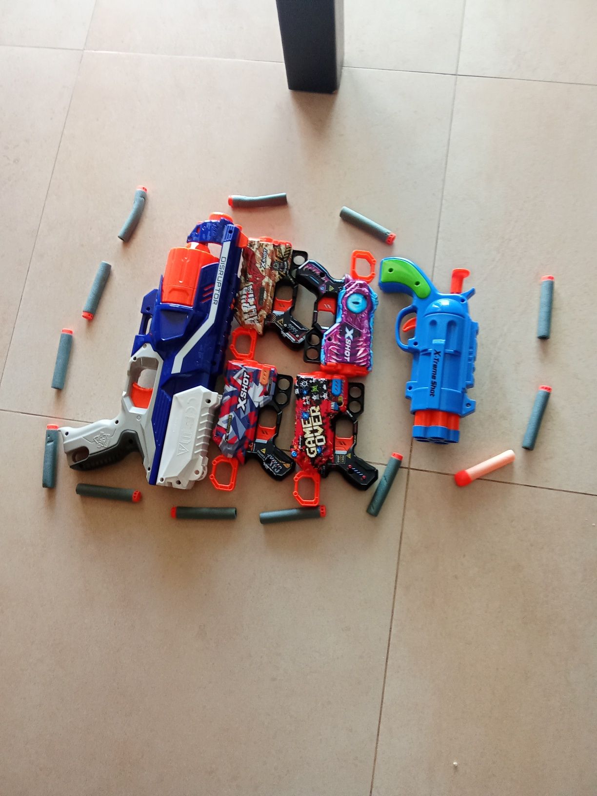 6 pistolas  e 12 balas