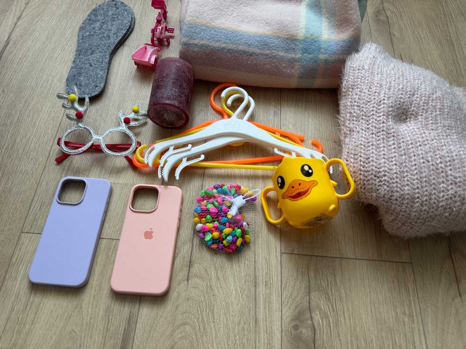 Отдам бесплатно: одеяло детское, вешалки детские, игрушка, чехол