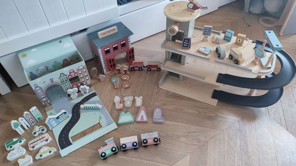 Zestaw drewnianych zabawek little dutch garaż remiza klocki