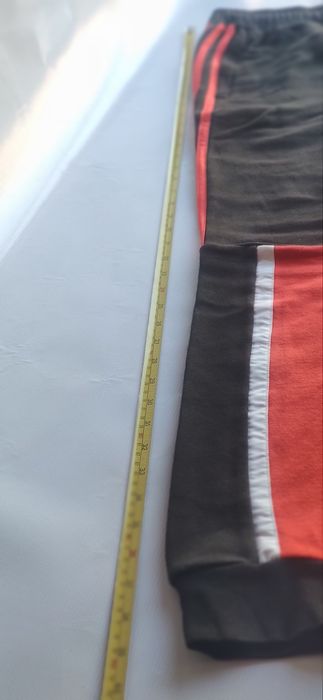 Calças Adidas listas vermelhas S