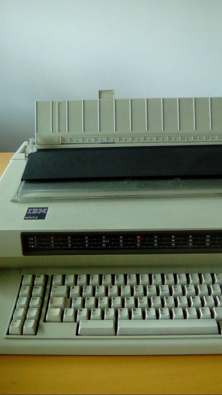 Máquina de escrever IBM 6747-2
