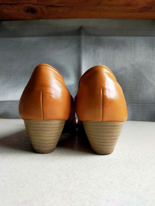 Czółenka buty wloskie na koturnie ażurowe skórzane Caprice 38,5 /25 cm