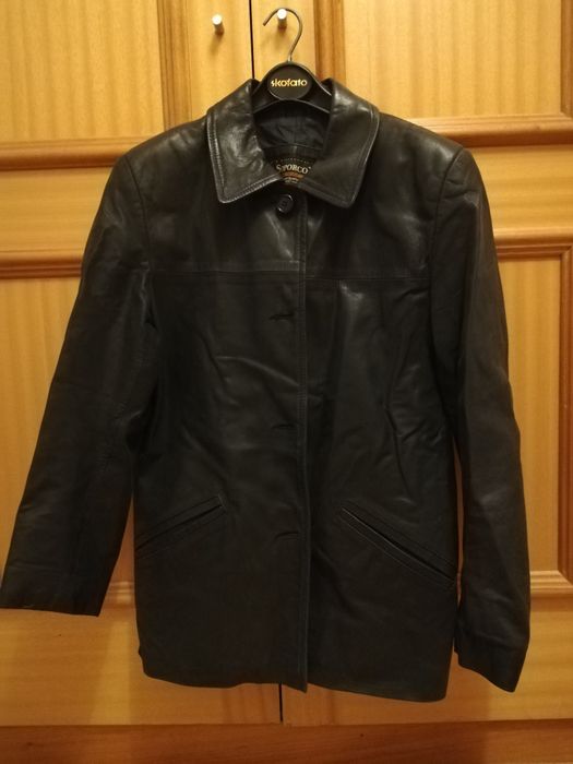 Casaco em pele, modelo vintage de cor preta, tamanho 36