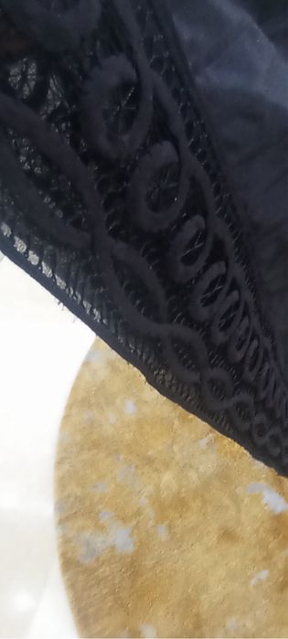 Vestido festa Limited Edition da Massimo Dutti com encaixes em renda.