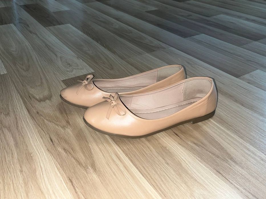 Лодочки кожаные бежевые 39