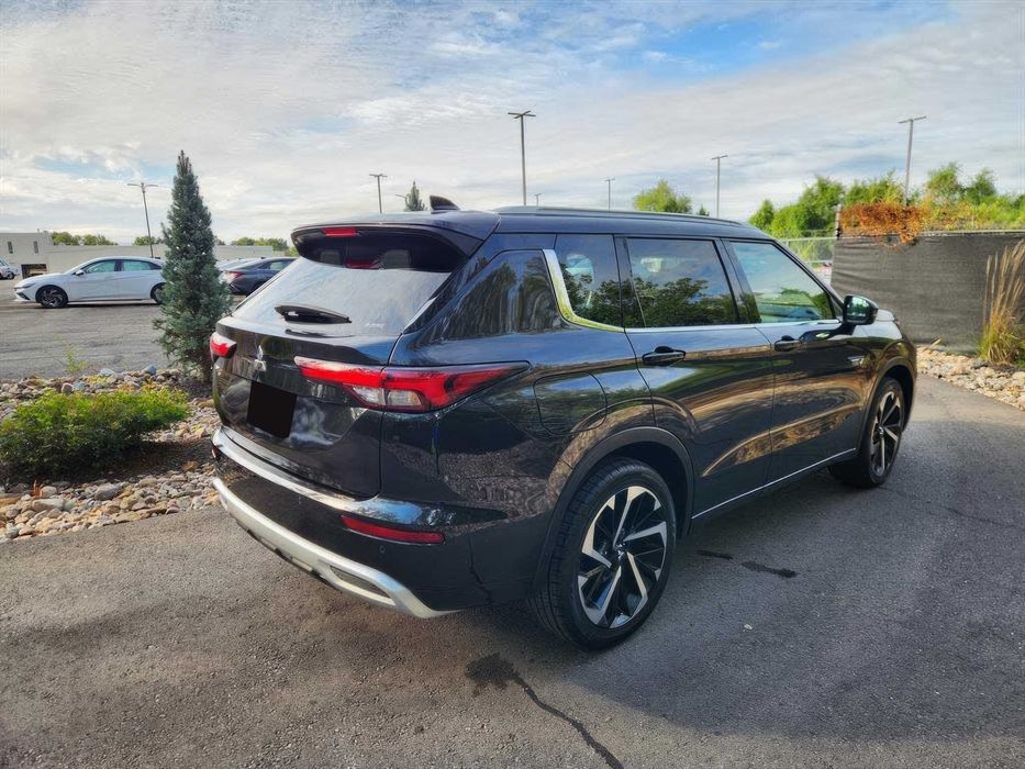 Mitsubishi Outlander      2024