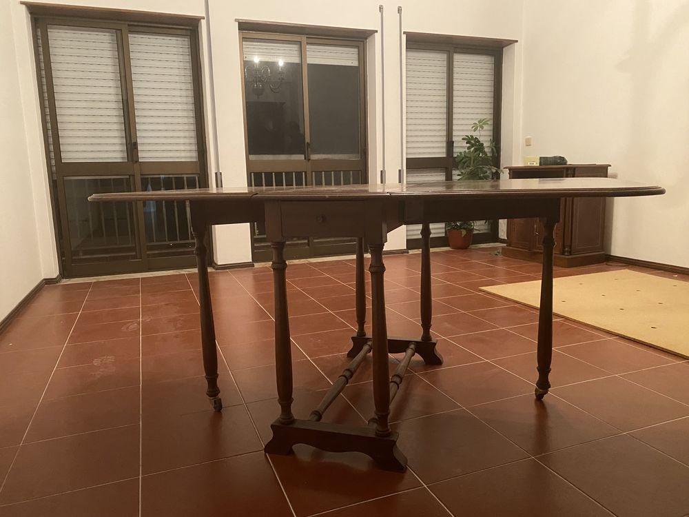 Mesa de madeira dobravel para refeicoões e bastante pratica de usar
