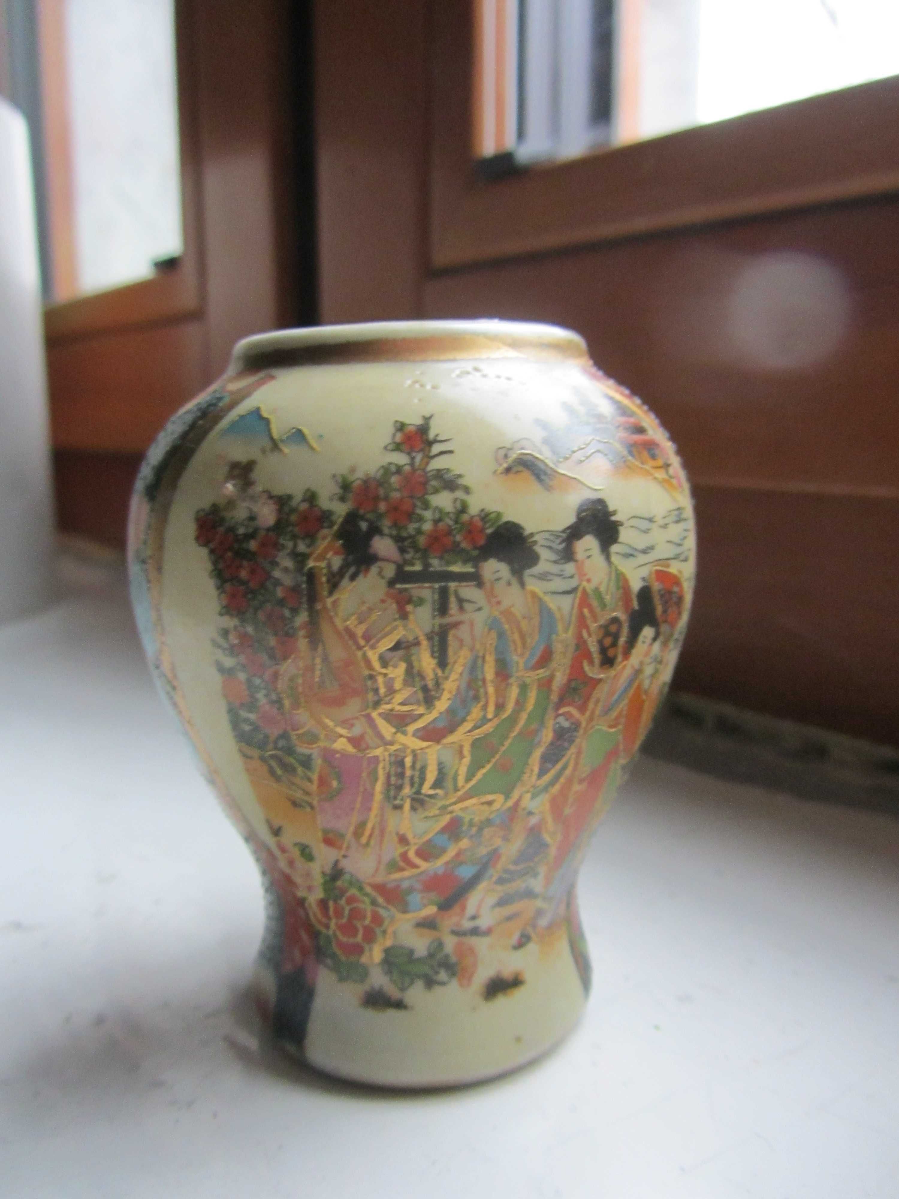 Wazon z chińskiej porcelany, ręcznie malowany, wysokość 9 cm.