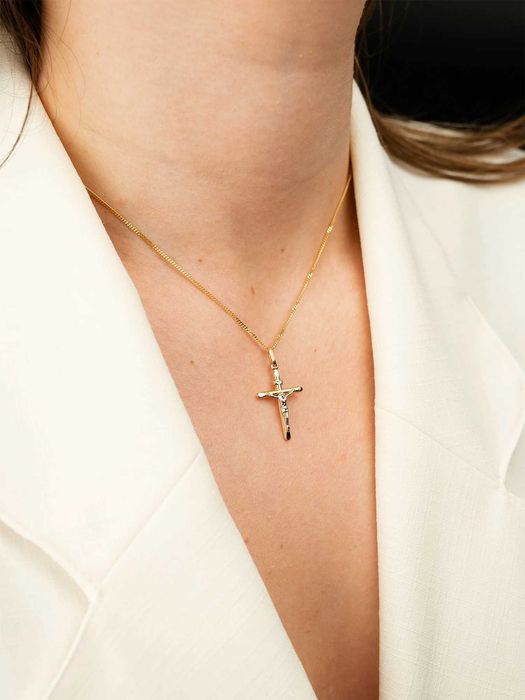 Złoty wisiorek krzyż z wizerunkiem Chrystusa w białym złocie 585